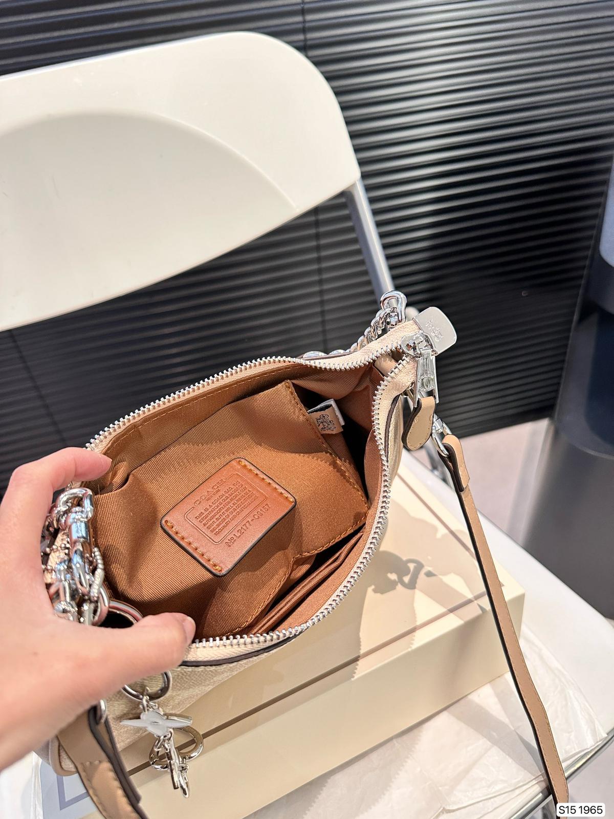 COACH Underarm Bag (Milk Tea Color) ✨