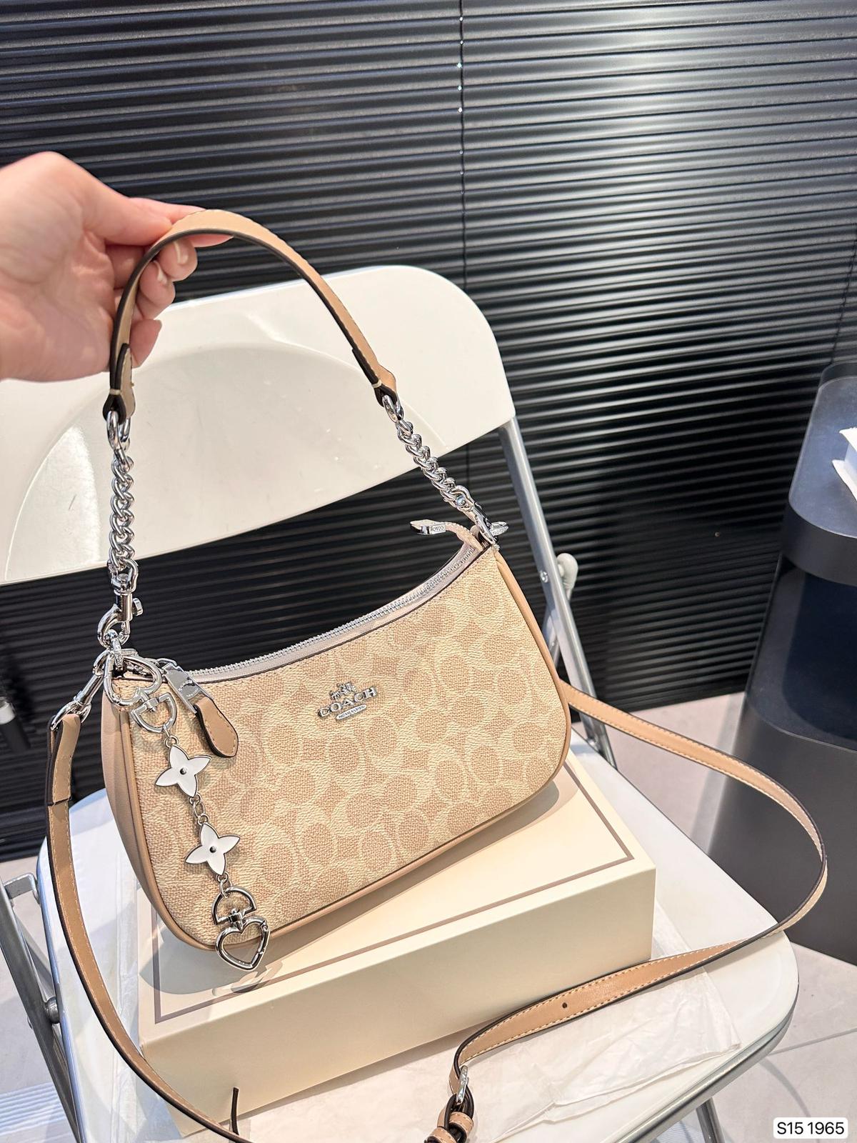COACH Underarm Bag (Milk Tea Color) ✨