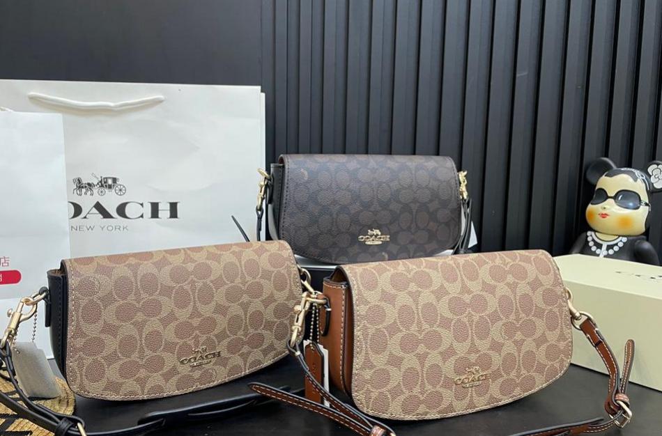 👜 Coach Andrea Series Underarm Bag – Mahjong Style || Available only in brown.
